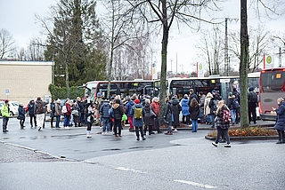 Gedränge am Zentralen Omnibusbahnhof in Elmshorn: Zahlreiche Reisende mussten am Dienstag, 17. Januar 2023, auf den Schienenersatzverkehr Richtung Itzehoe oder Hamburg umsteigen. (Foto: Frank)