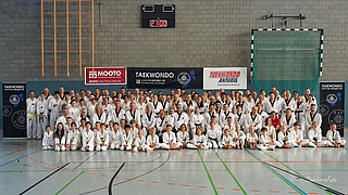 Etwa 150 Taekwondo-Sportler aus vielen Teilen Deutschlands nahmen an dem Jubiläums-Lehrgang des TuS Esingen in Tornesch teil. (Foto: Juris Zamberg)