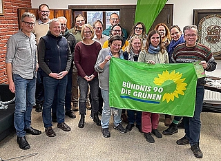 Ziehen kampfeslustig in die Kommunalwahl: Wahlleiter Thorsten Berndt (von links) und die Kandidaten: Oliver Lorentzen, Christian Testorf, Hans vom Schloß, Lars Bode, Doris Schneyink, Udo Fleischer, Arne Kellner, Evelyn Heß-Niclausen, Marianne Strelow, Angela Alexander, Franziska Hammer, Bianka Ewald, Christiane vom Schloß, Katrin Stange sowie Jens Ewald. (Foto: Bündnis 90/Die Grünen OV Uetersen)