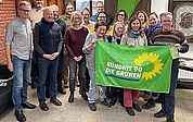 Ziehen kampfeslustig in die Kommunalwahl: Wahlleiter Thorsten Berndt (von links) und die Kandidaten: Oliver Lorentzen, Christian Testorf, Hans vom Schloß, Lars Bode, Doris Schneyink, Udo Fleischer, Arne Kellner, Evelyn Heß-Niclausen, Marianne Strelow, Angela Alexander, Franziska Hammer, Bianka Ewald, Christiane vom Schloß, Katrin Stange sowie Jens Ewald. (Foto: Bündnis 90/Die Grünen OV Uetersen)