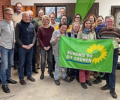 Ziehen kampfeslustig in die Kommunalwahl: Wahlleiter Thorsten Berndt (von links) und die Kandidaten: Oliver Lorentzen, Christian Testorf, Hans vom Schloß, Lars Bode, Doris Schneyink, Udo Fleischer, Arne Kellner, Evelyn Heß-Niclausen, Marianne Strelow, Angela Alexander, Franziska Hammer, Bianka Ewald, Christiane vom Schloß, Katrin Stange sowie Jens Ewald. (Foto: Bündnis 90/Die Grünen OV Uetersen)