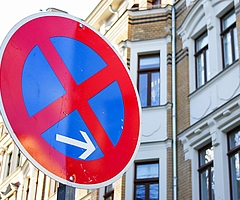 Das kann teuer werden: Steht das Auto im Halteverbot, weil die Stadt während der  Abwesenheit der Halter ein Halteverbot erlassen hat, darf sie den Wagen abschleppen lassen. (Foto: pixabay)