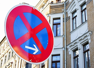 Das kann teuer werden: Steht das Auto im Halteverbot, weil die Stadt während der  Abwesenheit der Halter ein Halteverbot erlassen hat, darf sie den Wagen abschleppen lassen. (Foto: pixabay)
