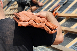 Bei starker Sommerhitze müssen sich Dachdecker nicht der prallen Sonne aussetzen. Die Sozialkassen des Dachdeckerhandwerks zahlen ein Ausgleichgeld. (Foto: IG Bau)