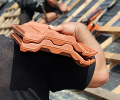 Bei starker Sommerhitze müssen sich Dachdecker nicht der prallen Sonne aussetzen. Die Sozialkassen des Dachdeckerhandwerks zahlen ein Ausgleichgeld. (Foto: IG Bau)