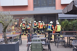 Rauch dringt aus der Eingangstür im Erdgeschoss. Die Feuerwehr bereitet sich auf den Löschangriff vor. (Foto: Frank)