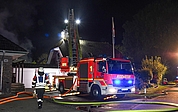 In der Doppelgarage an der Straße Zur Heide öffneten die Einsatzkräfte die komplette Deckenverkleidung. (Foto: Kreisfeuerwehrverband Pinneberg)