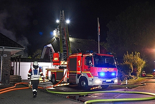 In der Doppelgarage an der Straße Zur Heide öffneten die Einsatzkräfte die komplette Deckenverkleidung. (Foto: Kreisfeuerwehrverband Pinneberg)