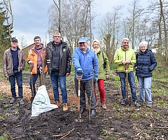 Forsten den Krückaupark auf: Hans Helmut Dürnberg (von links, Nabu-Vorsitzender), Sebastian Schaar (Stadt Elmshorn), Thomas Huß (Forstbaumschule Schrader), Siegmund Kaiser, Edda Hadenfeldt (beide Nabu), Sven Wittenburg (Gartencenter Rostock) und Claudia Wieman (Nabu). (Foto: Frank)