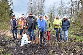 Forsten den Krückaupark auf: Hans Helmut Dürnberg (von links, Nabu-Vorsitzender), Sebastian Schaar (Stadt Elmshorn), Thomas Huß (Forstbaumschule Schrader), Siegmund Kaiser, Edda Hadenfeldt (beide Nabu), Sven Wittenburg (Gartencenter Rostock) und Claudia Wieman (Nabu). (Foto: Frank)