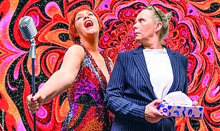 Witzig und zugleich berührend: Mit der Komödie „Karma Karaoke“ hat Stadttheater-Chefin Simone Voicu-Pohl hochkarätigen Ersatz gewinnen können. (Foto: Karma Karaoke)