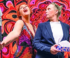 Witzig und zugleich berührend: Mit der Komödie „Karma Karaoke“ hat Stadttheater-Chefin Simone Voicu-Pohl hochkarätigen Ersatz gewinnen können. (Foto: Karma Karaoke)
