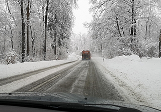 Bitte vorsichtig fahren: Der Winterdienst kann am Nikolaustag nicht in allen Landesteilen garantiert werden. (Symbolfoto: Pixabay)