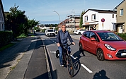 Thomas Meißner fährt auf dem Fahrradschutzstreifen in Kölln-Reisiek auf der Köllner Chaussee ortseinwärts. Wohl fühlt sich der 64-Jährige dort nicht. Er bevorzugt den Radweg auf dem Bordstein. (Foto: Jan-Hendrik Frank)