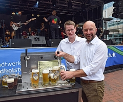 Das erste Fass ging aufs Haus: Bürgervorsteher Daniel Kölbl (links) und Bürgermeister Christopher Radon zapften ein Tornescher Helles nach dem anderen. (Foto: Frank)