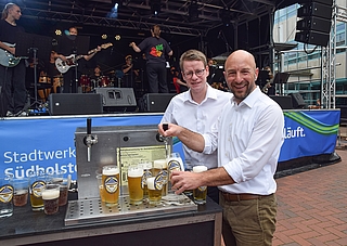 Das erste Fass ging aufs Haus: Bürgervorsteher Daniel Kölbl (links) und Bürgermeister Christopher Radon zapften ein Tornescher Helles nach dem anderen. (Foto: Frank)