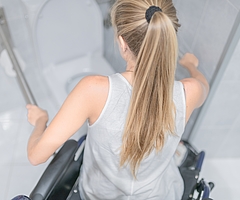 Begehbare Duschen, höherverstellbare Waschbecken und Haltegriffe erleichtern Pflegebedürftigen auch im Kreis Pinneberg den Alltag im eigenen Zuhause. (Foto: AOK/hfr)