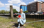 Mußestunde am Elmshorner Hafen: Elmshorns Kulturpreisträgerin Anna Haentjens ist in der Kleinkunstbühne Haus 13 auf und hinter der Bühne aktiv . (Foto: Strandmann)