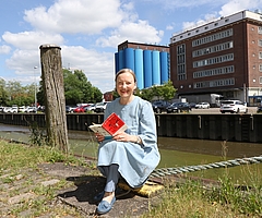 Mußestunde am Elmshorner Hafen: Elmshorns Kulturpreisträgerin Anna Haentjens ist in der Kleinkunstbühne Haus 13 auf und hinter der Bühne aktiv . (Foto: Strandmann)