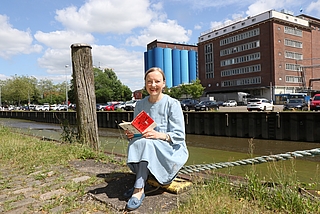 Mußestunde am Elmshorner Hafen: Elmshorns Kulturpreisträgerin Anna Haentjens ist in der Kleinkunstbühne Haus 13 auf und hinter der Bühne aktiv . (Foto: Strandmann)