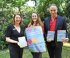 Laden zu mehr als 40 Aktionen während der Sommerferien ein: Stadtjugendpflegerin Anja Jansen (l.), Denise Skibbe vom Amt für Kinder, Jugend, Schule und Sport und Erster Stadtrat Dirk Moritz. (Foto: Torben Hinz, Stadt Elmshorn)