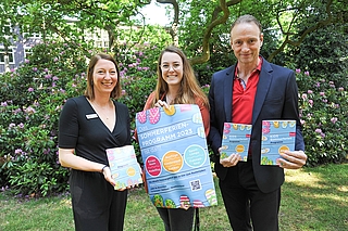 Laden zu mehr als 40 Aktionen während der Sommerferien ein: Stadtjugendpflegerin Anja Jansen (l.), Denise Skibbe vom Amt für Kinder, Jugend, Schule und Sport und Erster Stadtrat Dirk Moritz. (Foto: Torben Hinz, Stadt Elmshorn)