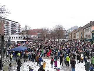 Die Demonstranten füllten am Sonntag den Drosteiplatz in Pinneberg. (Foto: Frank)