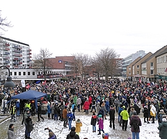 Die Demonstranten füllten am Sonntag den Drosteiplatz in Pinneberg. (Foto: Frank)