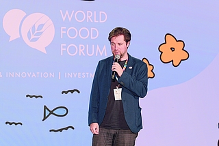 Gerrit Gronau auf der Bühne des „World Food Forum“-Filmfestivals in Rom: Sein Kurzfilm „Von der Flüchtigkeit eines Geschmacks“ setzte sich in der Kategorie „Best Fiction“ gegen rund 400 Mitbewerber durch. (Foto: Daniesky Acosta)