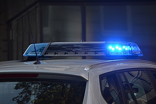 Die Polizei nahm den Verdächtigen im Umfeld des Tatorts fest. (Symbolfoto: Pixabay)