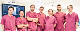 Motiviert, patientenorientiert und auf höchstem Niveau: Das eingespielte Team des Regio Klinikums Elmshorn im neuen Herzkathederlabor vor der modernen Anlage. (Foto: Regio Klinikum Elmshorn)