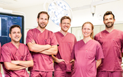 Motiviert, patientenorientiert und auf höchstem Niveau: Das eingespielte Team des Regio Klinikums Elmshorn im neuen Herzkathederlabor vor der modernen Anlage. (Foto: Regio Klinikum Elmshorn)