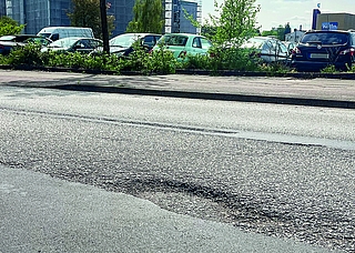 Schlaglöcher wie dieses sorgen seit Wochen für gefährliche Ausweichmanöver auf der Berliner Straße in Elmshorn. (Foto: Schröckert)