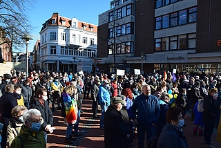Nach Polizeiangaben versammelten sich 350 bis 400 Personen auf dem Alten Markt in Elmshorn. (Foto: Frank)
