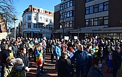 Nach Polizeiangaben versammelten sich 350 bis 400 Personen auf dem Alten Markt in Elmshorn. (Foto: Jan-Hendrik Frank)
