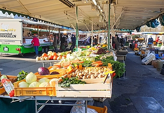 Ab dem 21. Oktober sind die Stände des Elmshorner Wochenmarkts auf dem Südufer des Hafens zu finden. (Foto: Strandmann/Archiv)