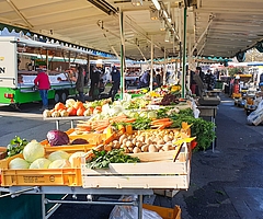 Ab dem 21. Oktober sind die Stände des Elmshorner Wochenmarkts auf dem Südufer des Hafens zu finden. (Foto: Strandmann/Archiv)