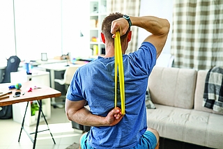 Der kostenfreie ‚AOK-Rückentrainer‘ hilft mit einem sechswöchigen Trainingsprogramm auch den rund 91.100 Betroffenen im Kreis Pinneberg. (Foto: AOK/Colourbox/hfr)