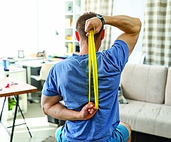 Der kostenfreie ‚AOK-Rückentrainer‘ hilft mit einem sechswöchigen Trainingsprogramm auch den rund 91.100 Betroffenen im Kreis Pinneberg. (Foto: AOK/Colourbox/hfr)