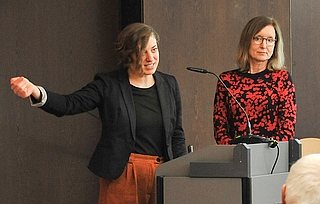 Als fachkundige Referentinnen beleuchteten Marieke Fröhlich (Womens International League for Peace and Freedom) und Dagmar Schumacher (UN Women) vor allem die Resolution 1325 des UN-Sicherheitsrates. (Foto: Torben Hinz, Stadt Elmshorn)
