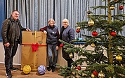 Bescherung in Jündewatt: Immo Neufeldt übergab Monika Sørensen (Mitte) und Cilli Guldager vom Trägerverein Deutsches Haus Jündewatt einen Basketballkorb. (Foto: Neufeldt)