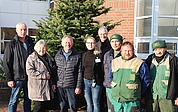 Zur Adventszeit sind die Spender nahezu rund um die Uhr damit beschäftigt, Weihnachtsbäume auszuliefern. Das Foto zeigt daher die Spendenübergabe 2022:  Rolf Thies (von links), Bärbel Maurer (FKE), Reinhard Boltzen, Anne Brüdgam (Regio Klinikum), Holger Niemann (FKE) sowie drei Mitarbeiter des GaLa-Bau-Betriebes Hartmut Will. (Foto: Förderverein für Menschen im Krankenhaus Elmshorn)