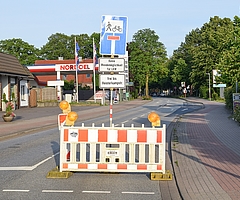 Schilder weisen bereits an der Kreuzung Lohe, Reuterstraße, Heidweg auf die Sperrung hin. (Foto: Frank)