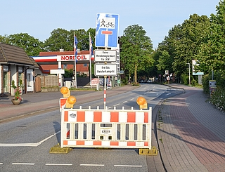 Schilder weisen bereits an der Kreuzung Lohe, Reuterstraße, Heidweg auf die Sperrung hin. (Foto: Frank)