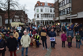 Zunächst versammelten sich etwa 80 Menschen auf dem Alten Markt. Bis der Protestumzug startete, war die Gruppe auf etwa 200 Personen angewachsen. (Foto: Frank)