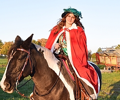 Marie Cords und ihr Pferd Tosca werden an der Spitze eines Laternenumzugs durch das Uetersener Klosterviertel reiten. (Foto: Frank)