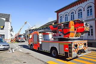 Die Elmshorner Drehleiter rückt an. (Foto: Frank)
