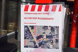 Die Bushaltestelle wurde an die Holstenstraße verlegt. (Foto: Frank)