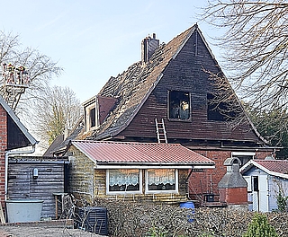 Das Feuer hat das Obergeschoss des Einfamilienhauses zerstört. (Foto: Freiwillige Feuerwehr Tornesch)