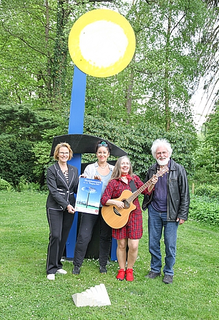 Barmstedts Bürgermeisterin Heike Döpke (von links), die Künstlerin Karin Weißenbacher mit Musikerin PETRA und Künstler Fritz Kunkelmoor vor dem Stahlobjekt "Sturmkönig" von Ulrich Schmied. (Foto: Meyer-Lutz) 